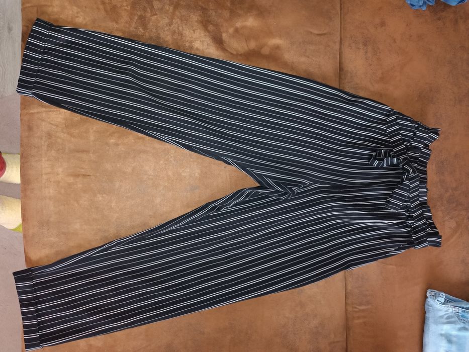 Spodnie w pionowe pasy pull&bear