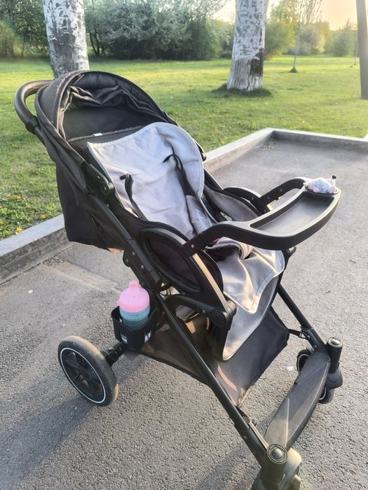 Продам коляску (очень лёгкая)