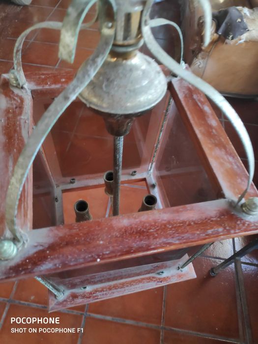 Candeeiro de madeira e vidro