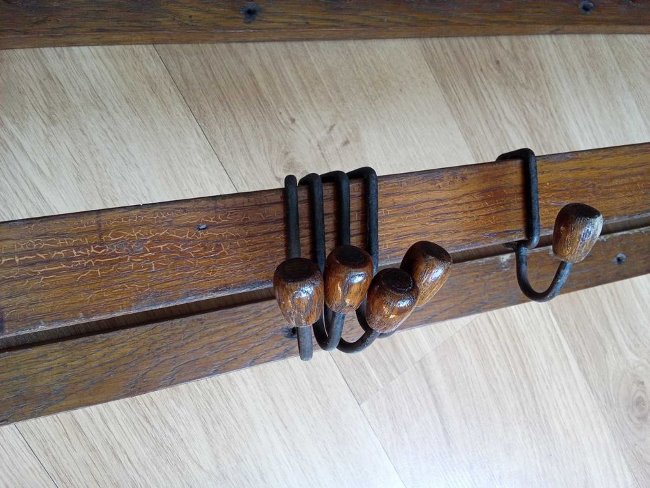 Stary drewniany wieszak ścienny na ubrania. Art deco.
