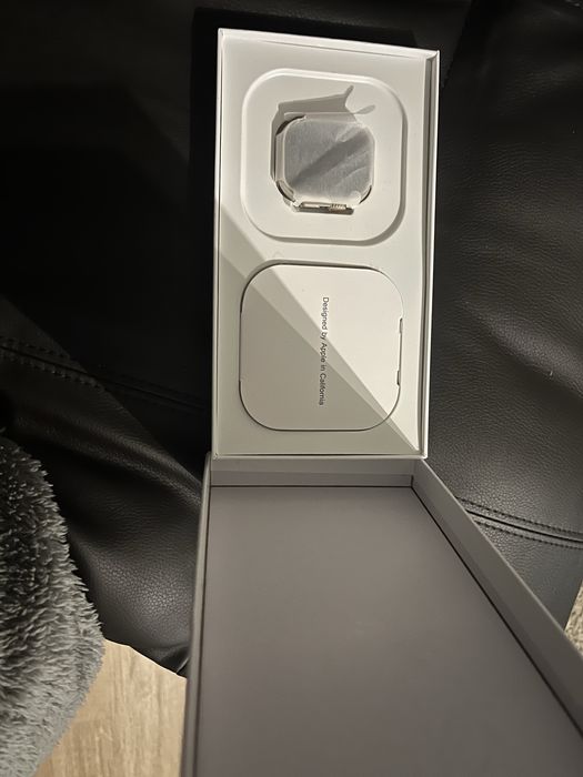 Relógio ultra novo na caixa