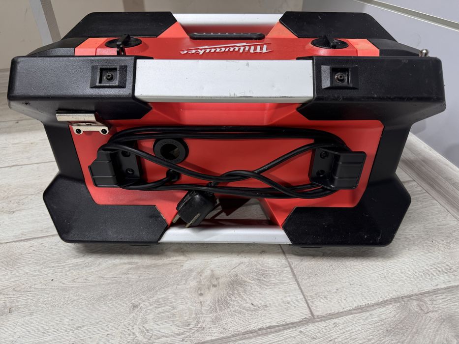 Milwaukee M12  радіо програвач Мілвоке