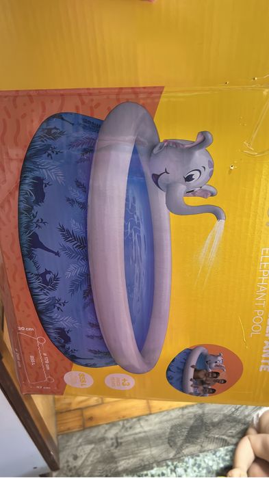 Piscina nova, nunca usada.