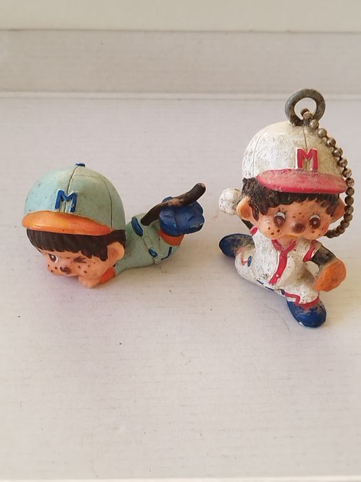 Miniaturas de Monchhichi (conhecidas como Kiki em França) a jogar base