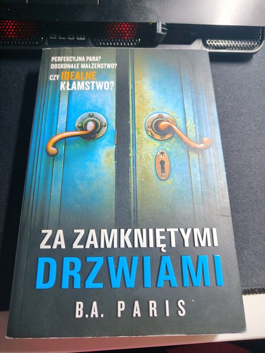 Za zamkniętymi drzwiami