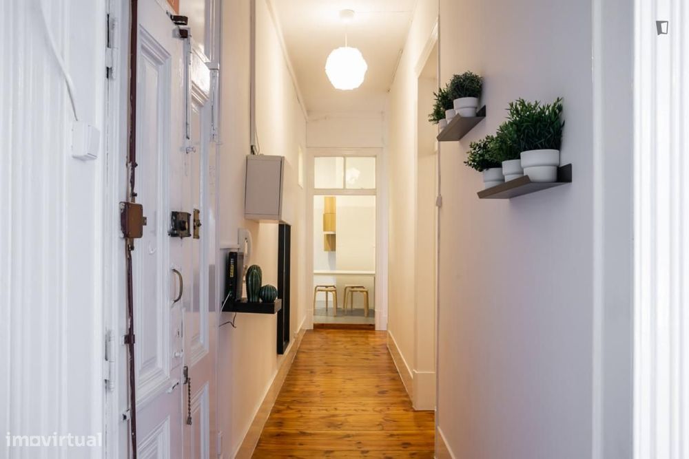 Quarto - localizado em Santos Lisbon
