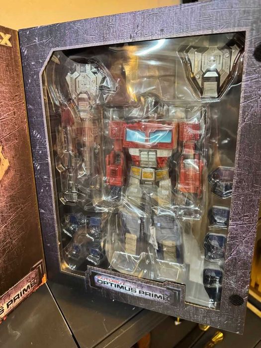 Figura Threezero DLX Transformers Optimus prime