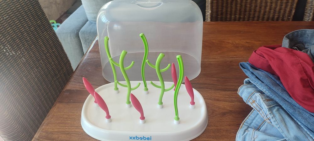 Escorredor de biberões, chupetas e tetinas com tampa