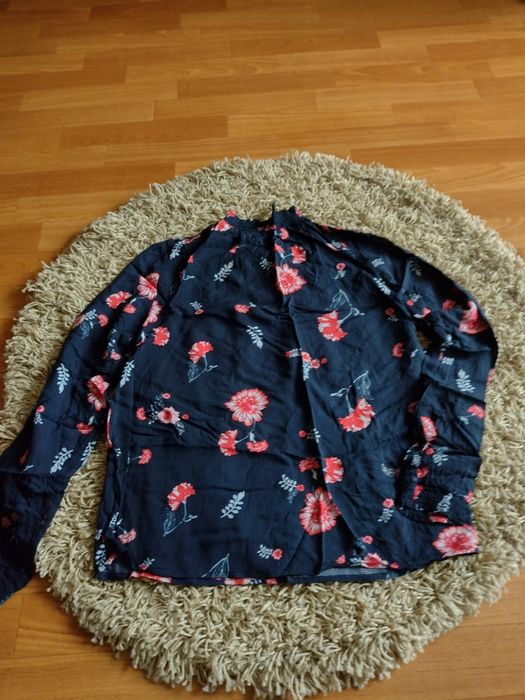 Moodo elegancka granatowa bluzka koszula z wiskozy w kwiaty ze stójką