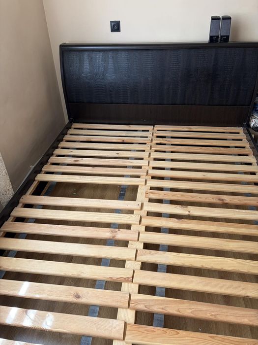 Продам двоспальне ліжко з м'якою спинкою, розмір 160 × 200, ціна з матрацом — 5000 грн.