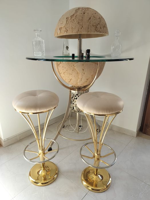 Bar Globo com dois bancos altos