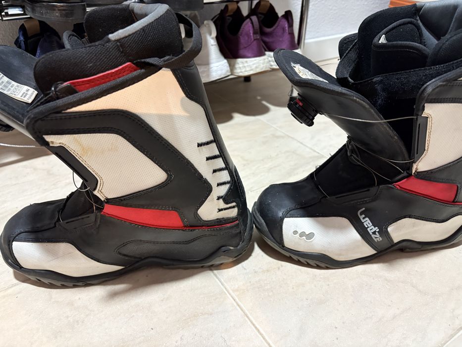 Prancha de snowboard com botas