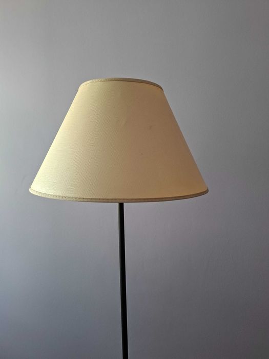 Lampa podłogowa z żarówką energooszczędną