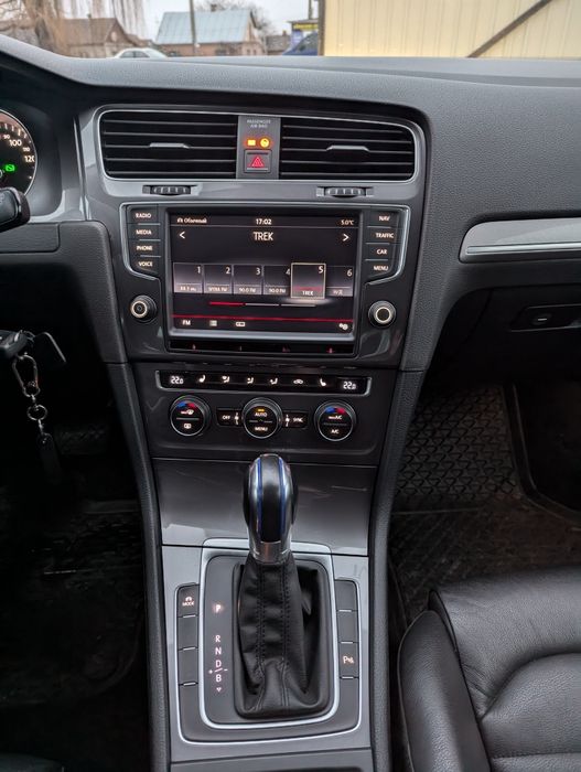 Доглянутий електромобіль E golf 24 кВ