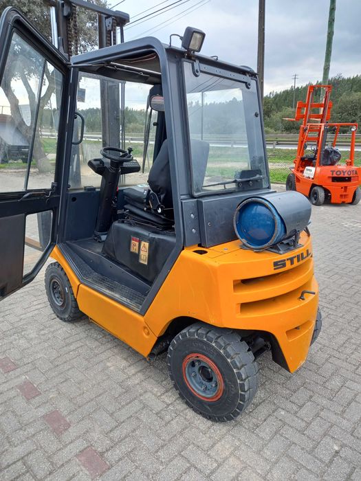 Empilhador Still Hybrid-Gás 2. Toneladas, deslocamento lateral de 2006