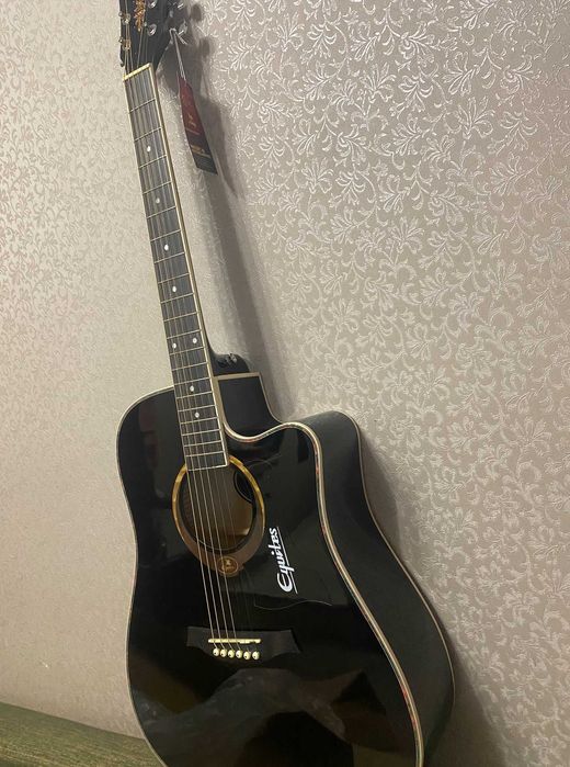 акустическая гитара черная глянцевая с пикгардом и анкером