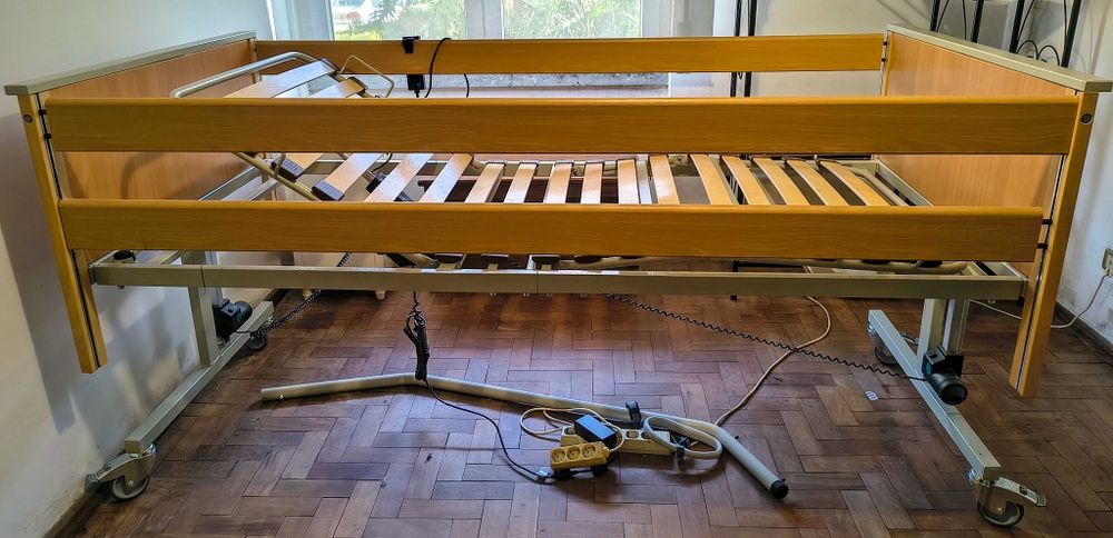 Cama Articulada Tripartida em Madeira