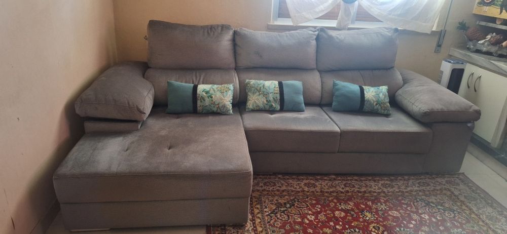 Sofá cinza com chaise longue