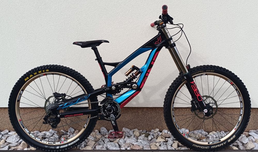 Rower zjazdowy YT TUES 2.0 Pro Downhill DH