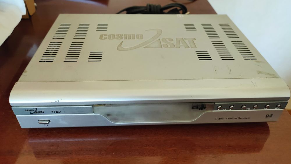 спутниковый тюнер(ресивер)cosmosat 7100