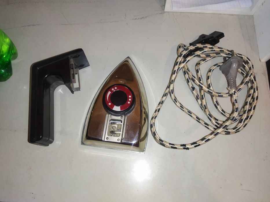 Portable electric iron box