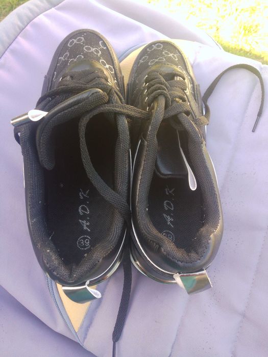 Кросівки жіночі гучі