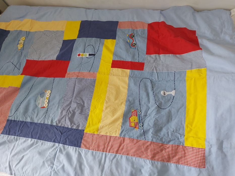 Colcha, protecção e cortinado, decoração  quarto de bebé