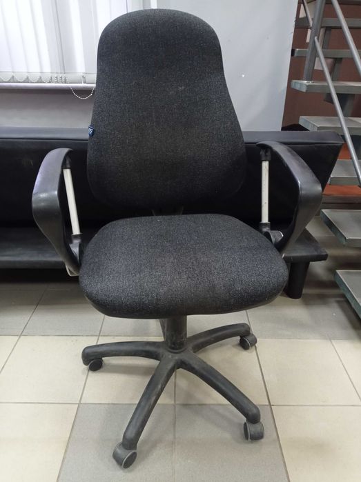 Терміновий розпродаж офісних меблів