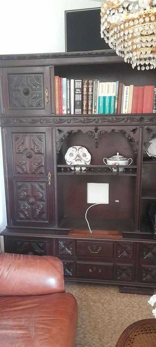 Móvel de sala castanho escuro