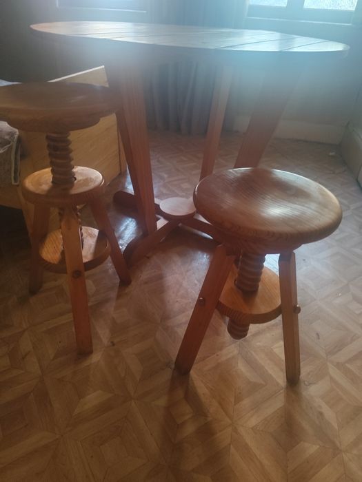 Mesa em madeira maciça com 2 bancos