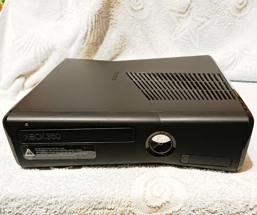 Приставка X BOX 360 + кинект + 2 джойстика + 16 игр