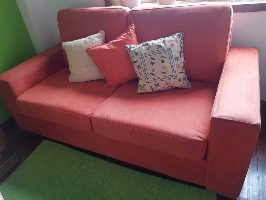 Sofá de 2/3 lugares, cor coral/pêssego (medidas: 1,80x0,85x0,85)