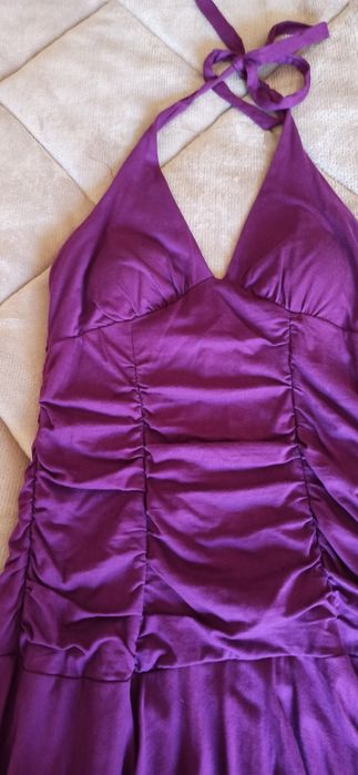 Vestido roxo abaixo do joelho