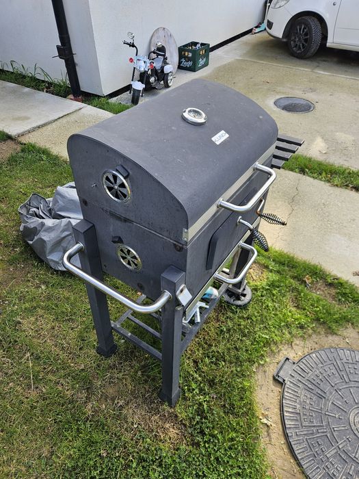 Grill węglowy, dwa ruszty.