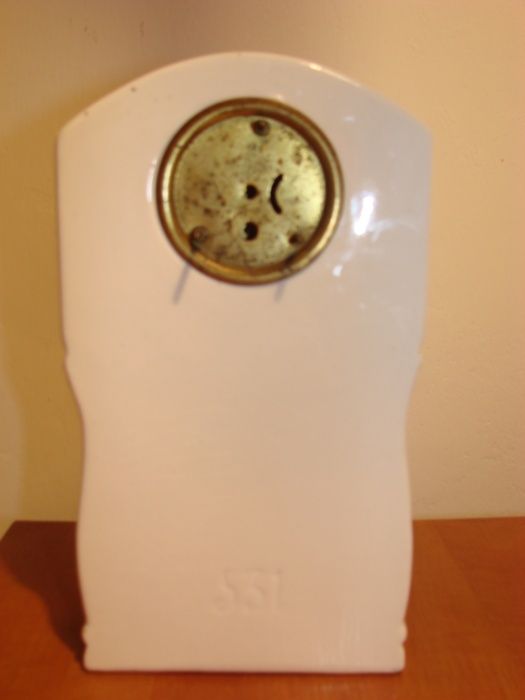 stary, porcelanowy zegar kominkowy