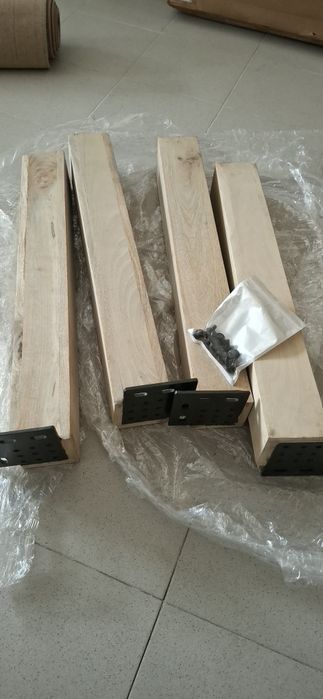 Meja de jantar em metal e madeira