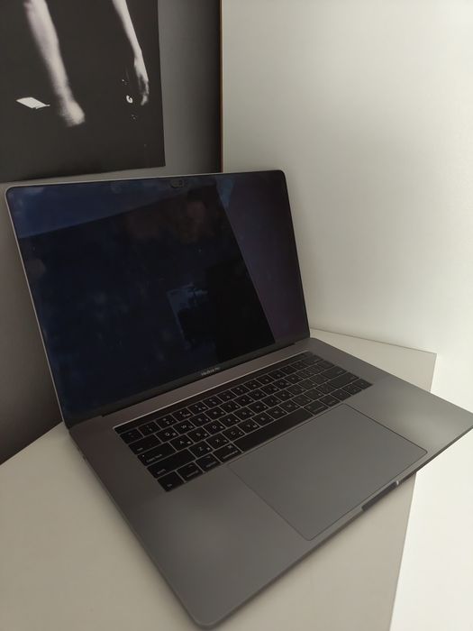 MacBook Pro 15” A1707 i7/16GB/256SSD Space Gray  працює, дисплей на ремонт