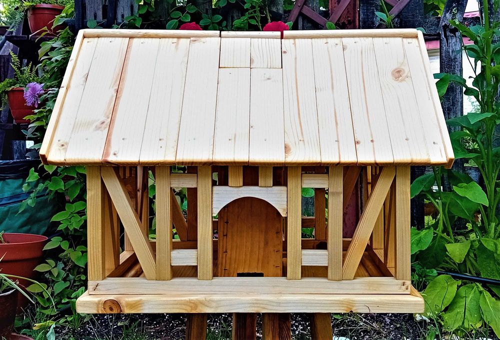 Drewniany domek szachulcowy karmnik z zasobnikiem na ziarno
