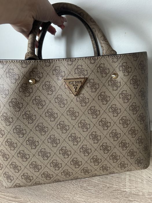 Torebka guess monogram brazowa  uzywana ,stan bardzo dobry
