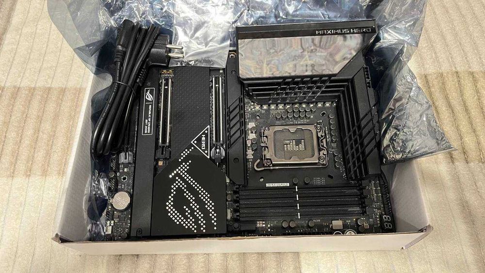 Материнська плата ASUS ROG MAXIMUS Z690 HERO