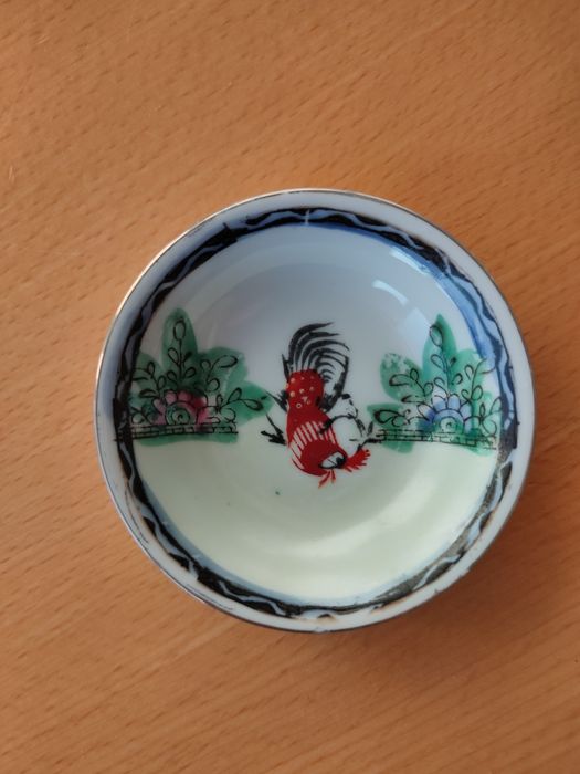 Pote e pequenas taças em porcelana de Macau.