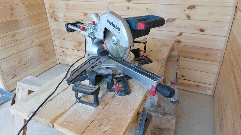 Пила торцювальна Metabo KGS 216 M