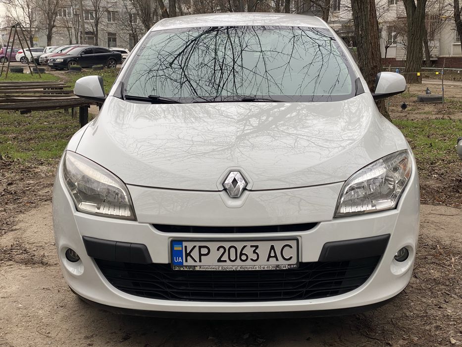 Продам рено меган 3 
Перша реєстрація в Україні у 2020-му році
Дуже надійний двигун 1.5 дизель к9к
Економна витрата палива 5-5.5 літрів по місту
На трассі 4-4.5
Турбіна тількино після реставрації, щє рік гарантії на неї, гарантійний бланк передам. Разом з тим почистили ЕГР та був замінений вакуумний регулятор турбіни (поставили новий оригінал)
Зроблено ТО
Замінені передні стійки стабілізатора, задні суппорта і відреставрований ручний тормоз. Замінені також передні колодки.
Авто їде жваво, нічого не стучить, передачі перемикаються чітко
Кузов без іржі і корозії
Круїз контроль
Магнітола з блютузом
Мультикермо
Авто ніяких вкладень не потребує
Переоформлення в мрео або через дію
Можно біля машини поторгуватись також
З пропозиціями «за 5 сьогодні приїду заберу» не турбуйте будьласка