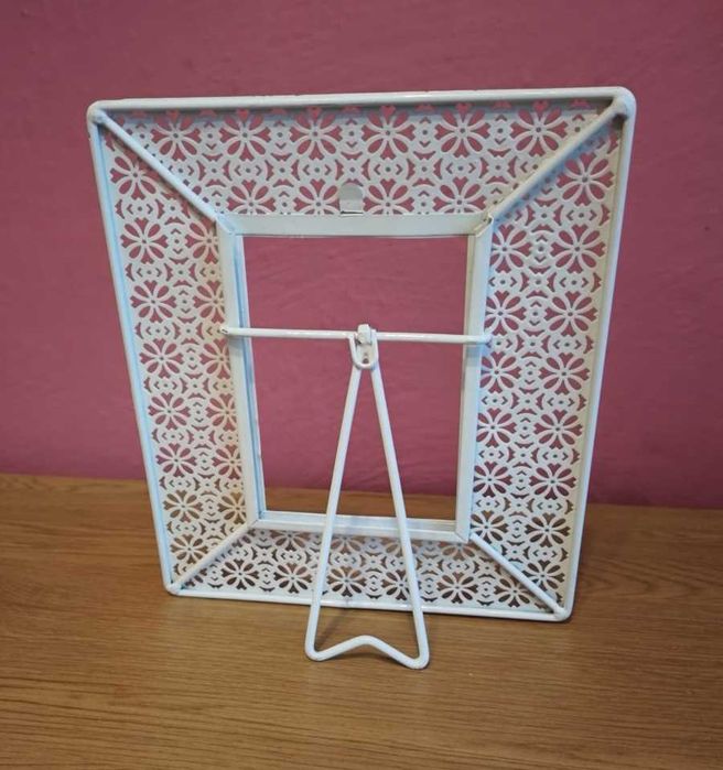 Biała metalowa ramka na zdjęcie ażur  15 cm x 10 cm