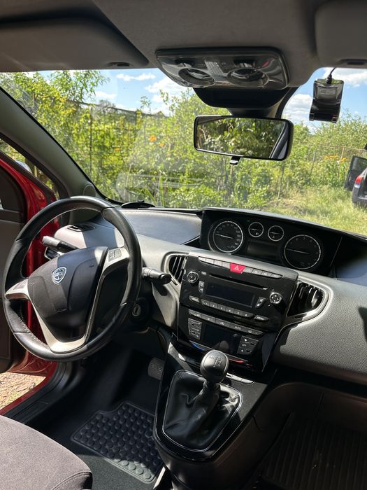 Автомобіль lancia ypsilon 2012