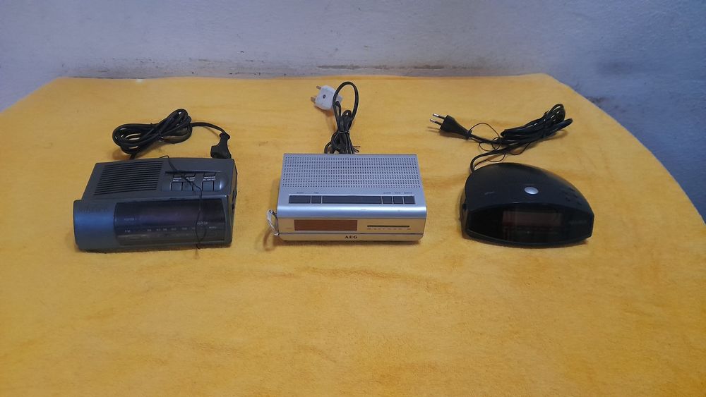 Três  radios despertadores