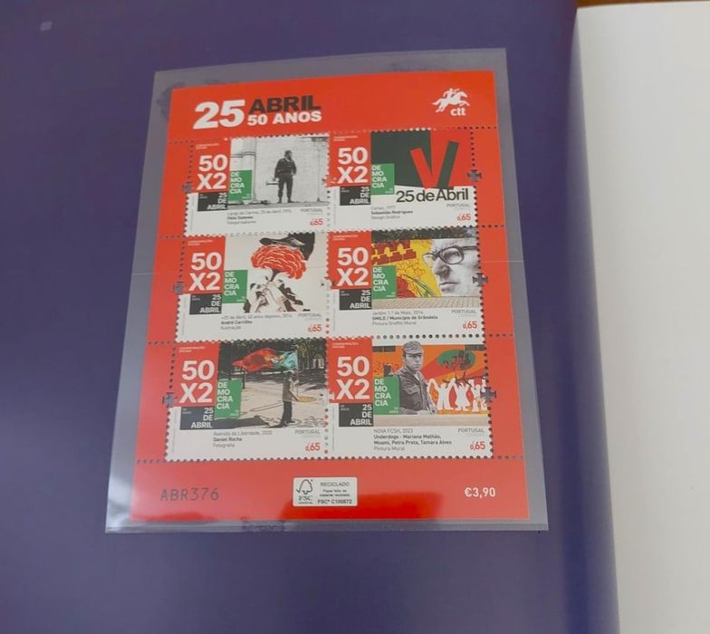 Livro 25 Abril - 50 Anos Democracia CTT Premium c/ Selo de Ouro