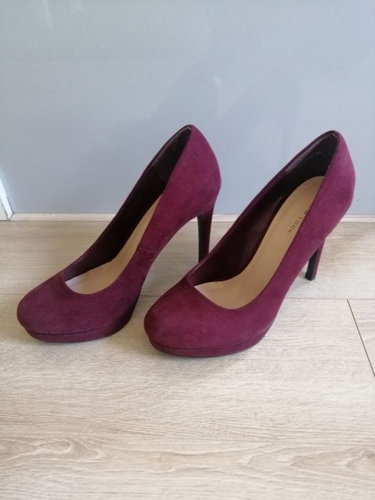Buty na obcasie, bordowe.