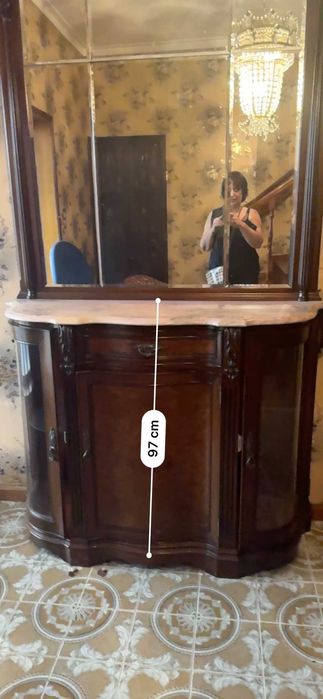 Móvel de entrada em madeira mogno com topo de mármore rosa