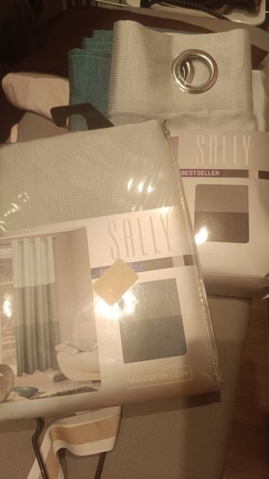 Zasłony trzy kolorowe.